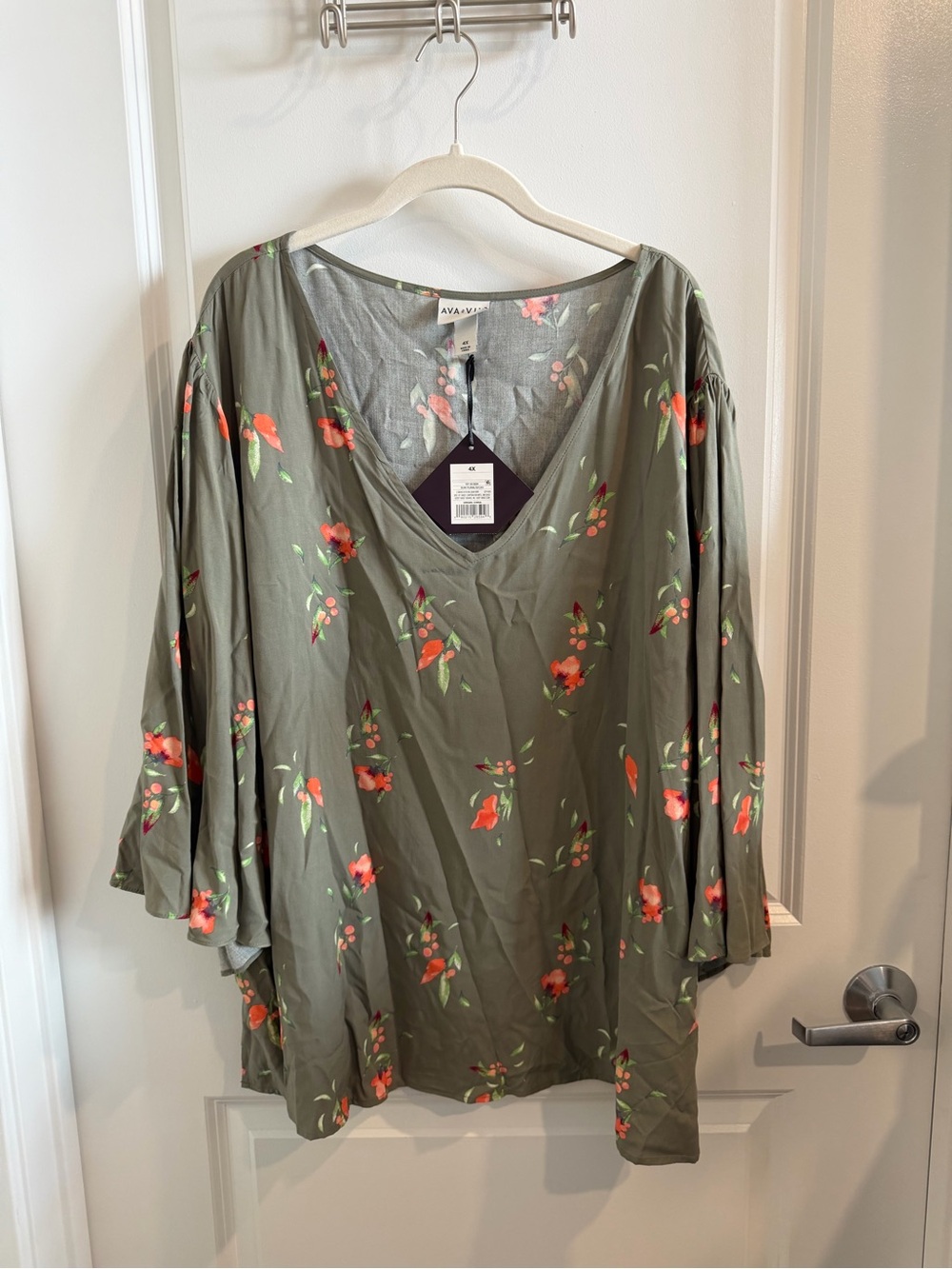 AVA & VIV Olive Green Floral V-Neck Women's Top NWT Size 4X